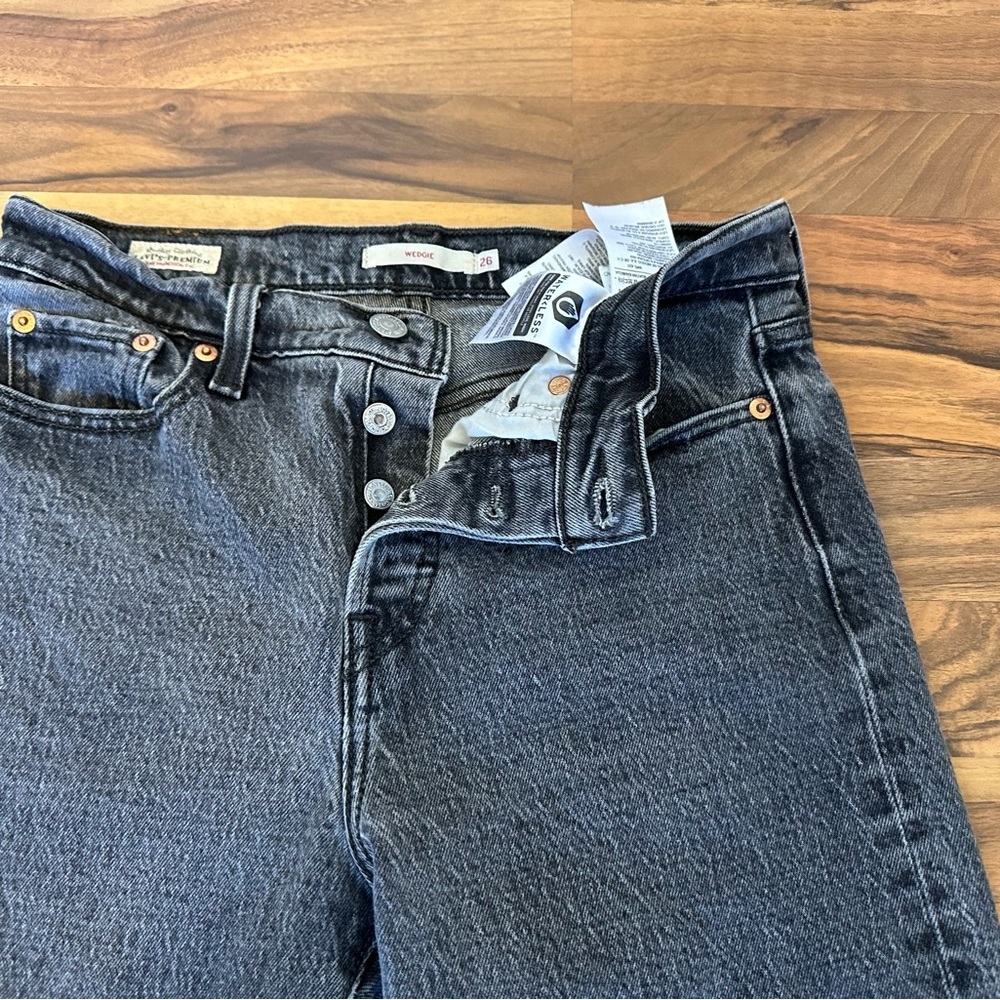 Levi's Women's Wedgie icon Fit Grey High Rise Button Fly Ankle length - Picture 6 of 15